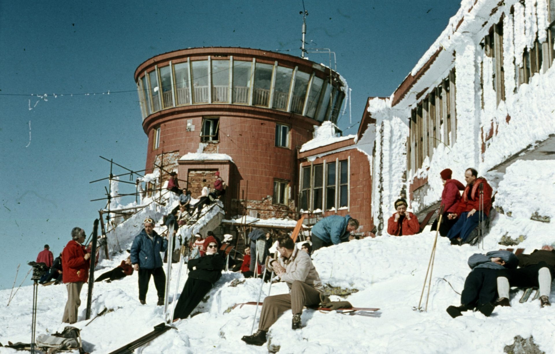 Rotunda panorámavendéglő a felvonó végállomásánál a Chopok hegycsúcson, az Alacsony-Tátrában 1968-ban_Fortepan_ A R